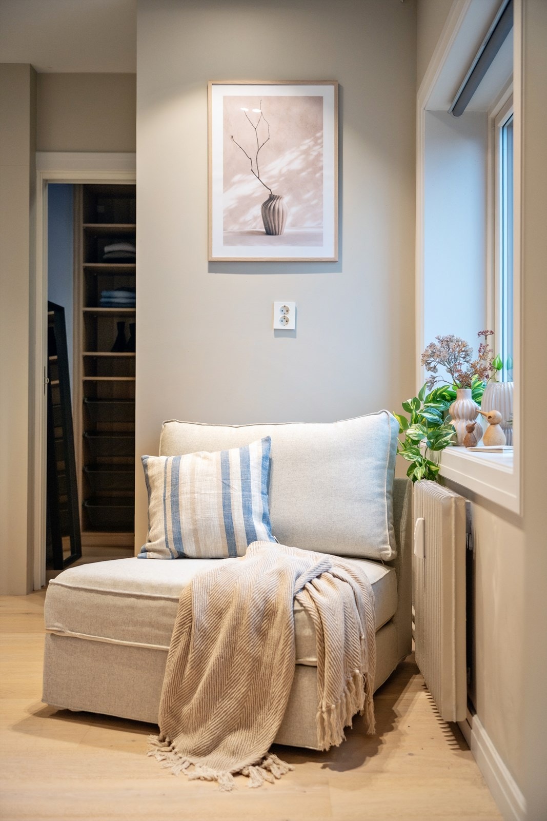 En hyggelig krok ved vinduet gir plass til en lesestol. Galleribilde