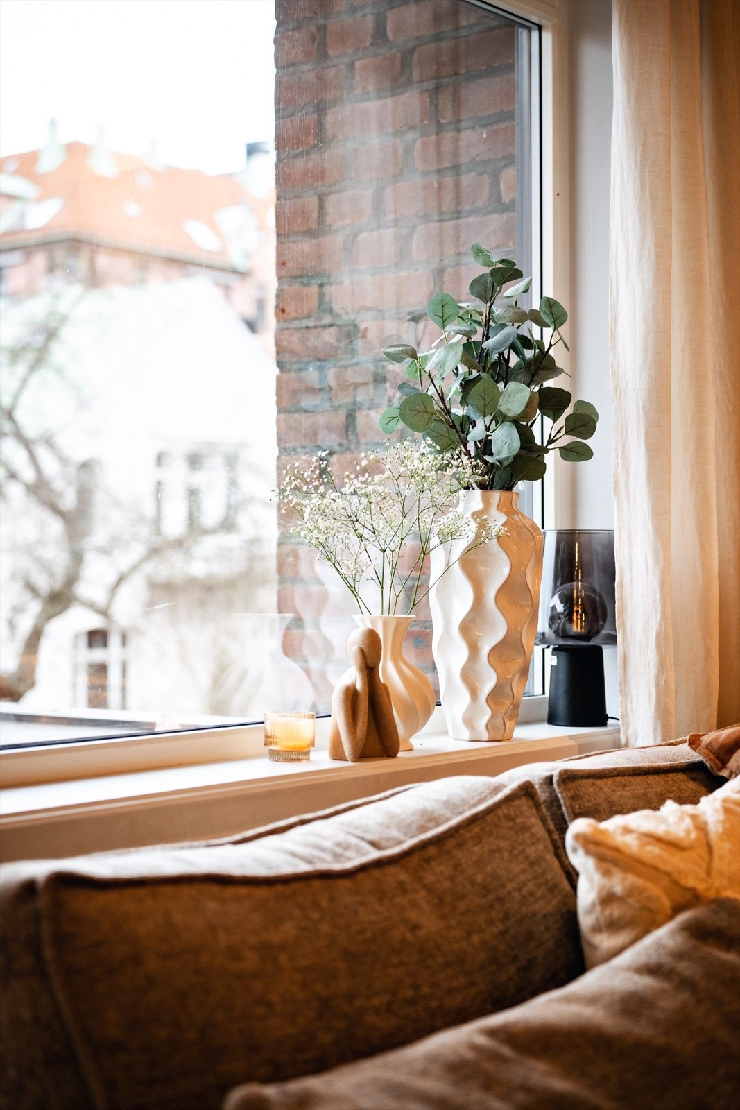 Dype vinduskarmer gir mulighet for å pynte med blomster og pyntegjenstander. Galleribilde