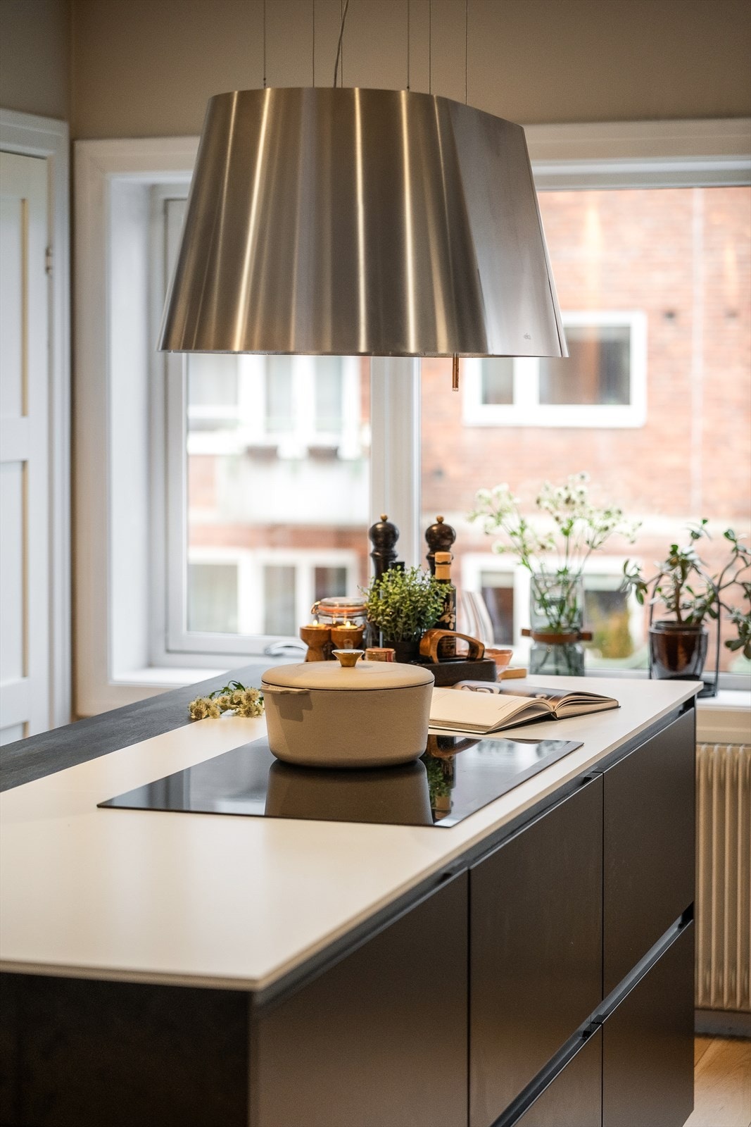 Kjøkkenøya har en integrert, nedfelt platetopp og en stilren ventilator. Galleribilde