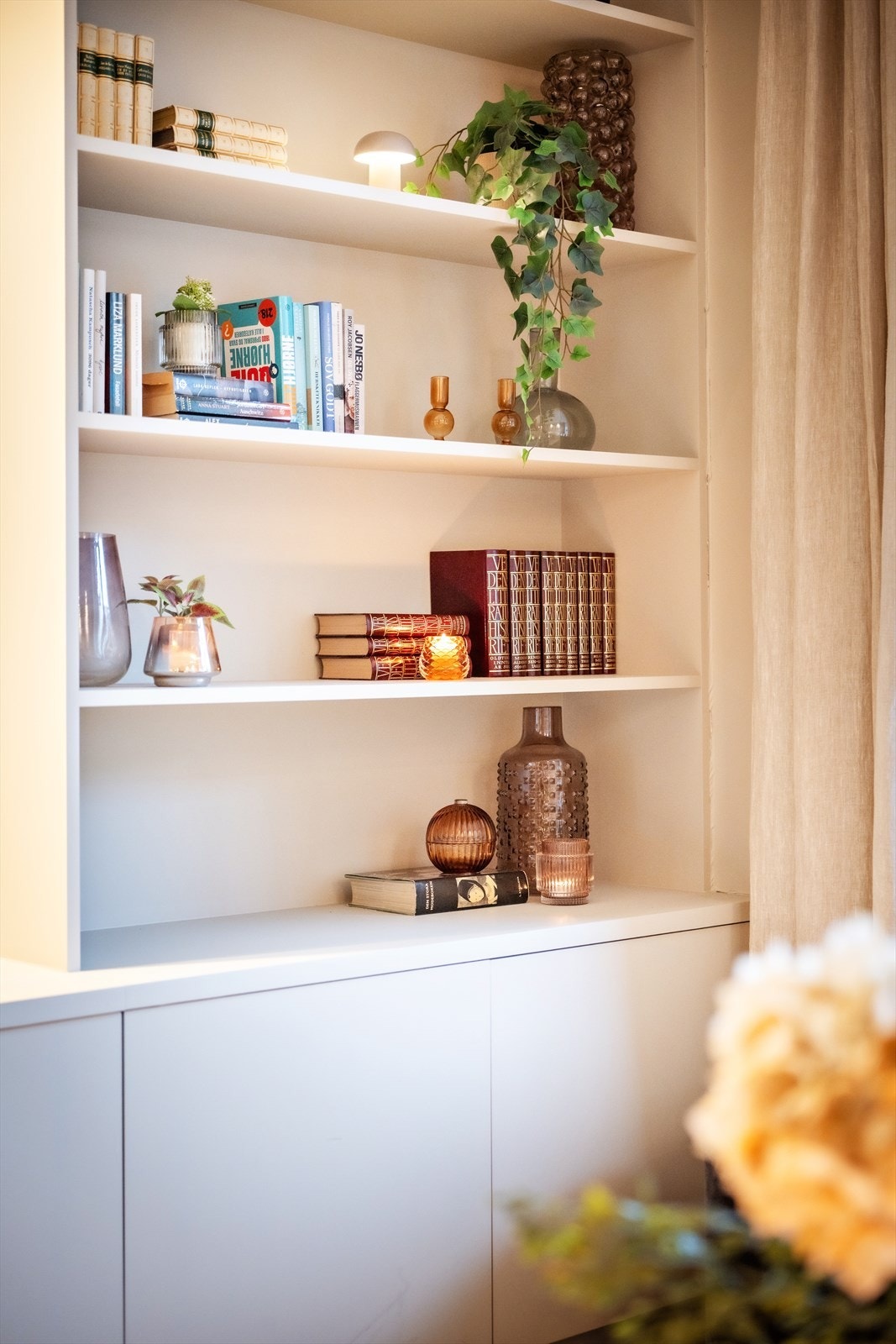 Hyllesystemet er både funksjonelt og et stilrent element i rommet. Galleribilde