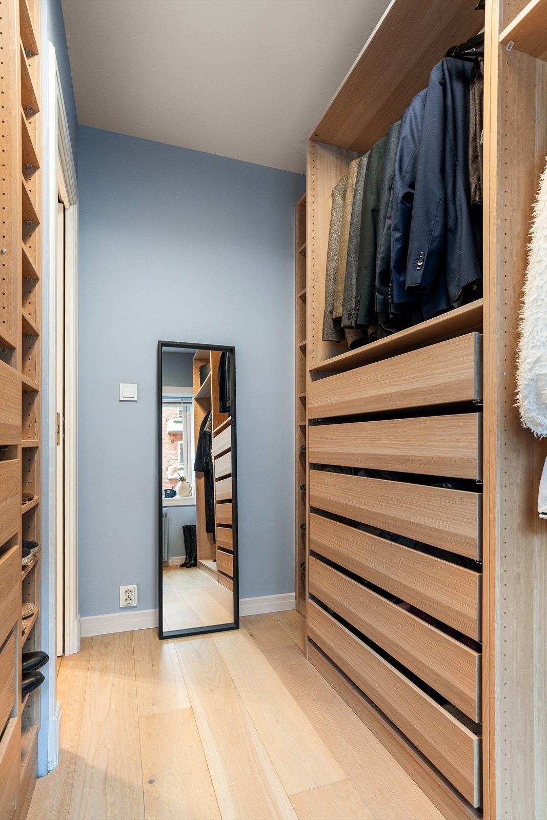 Her er det rikelig med skuffer, hyller og oppheng for systematisk oppbevaring. Galleribilde