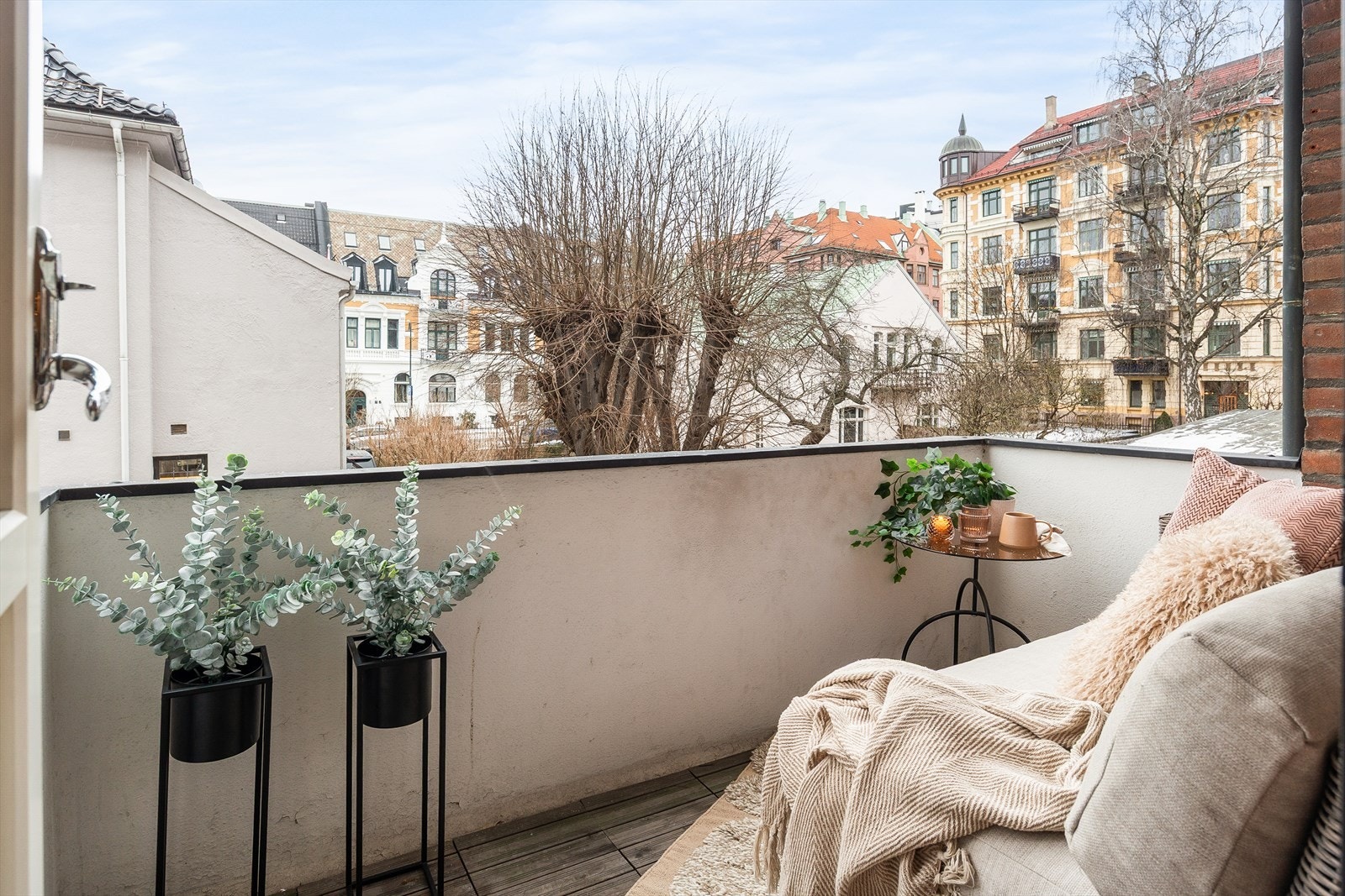 Fra stuen er det direkte utgang til en privat balkong. Galleribilde