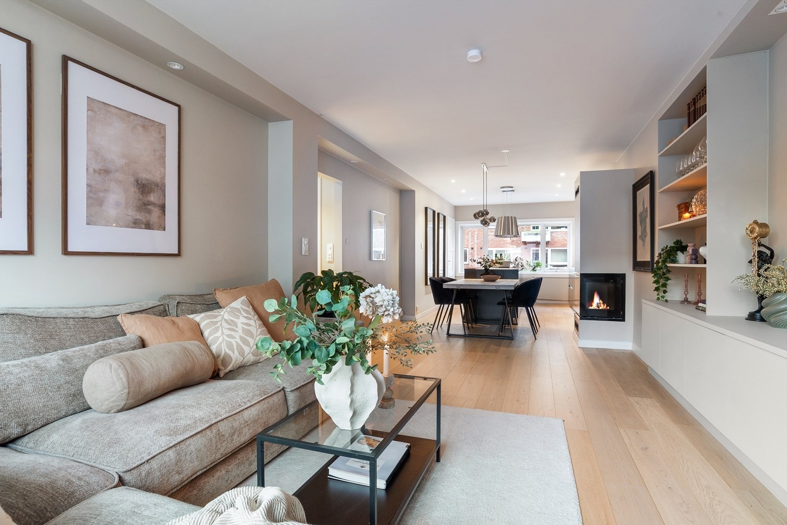 Stuen og kjøkkenet danner et stort allrom, ideelt for sosiale sammenkomster. Galleribilde