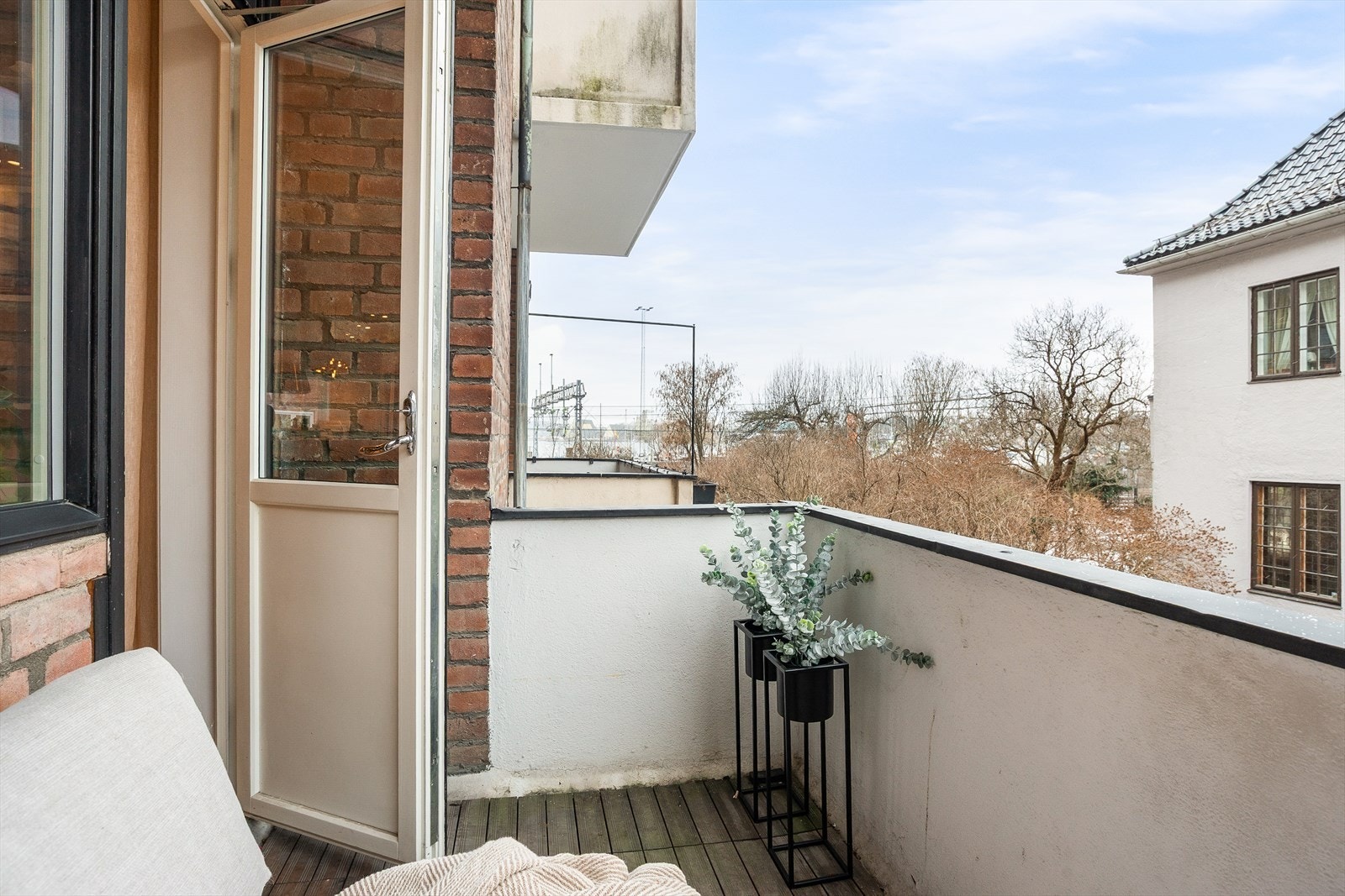 Balkongdøren slipper lys inn i stuen og gir enkel adkomst til uteplassen. Galleribilde