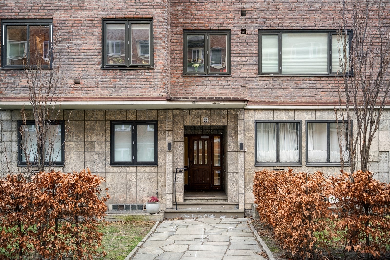 Bygget har en klassisk teglsteinsfasade og et velholdt inngangsparti. Galleribilde