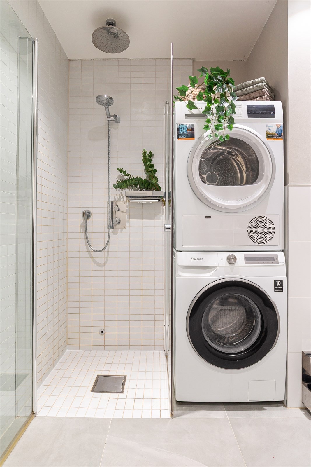 Dusjhjørnet er adskilt med glassvegg og har en fossefallsdusj. Galleribilde