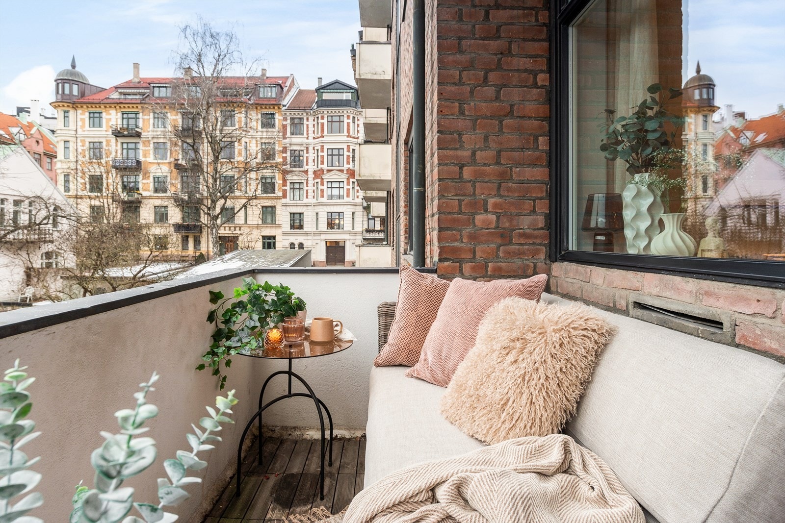 Balkongen har plass til en sittegruppe og vender mot rolige omgivelser. Galleribilde