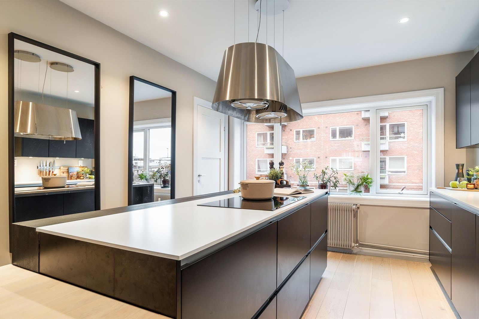 Kjøkkenet er utstyrt med en stor kjøkkenøy som gir rikelig med arbeids- og oppbevaringsplass. Galleribilde