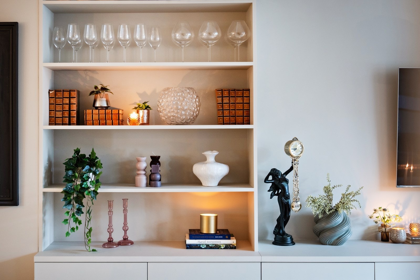 Plassbygde hyller og skap gir rikelig med oppbevaringsmuligheter i stuen. Galleribilde