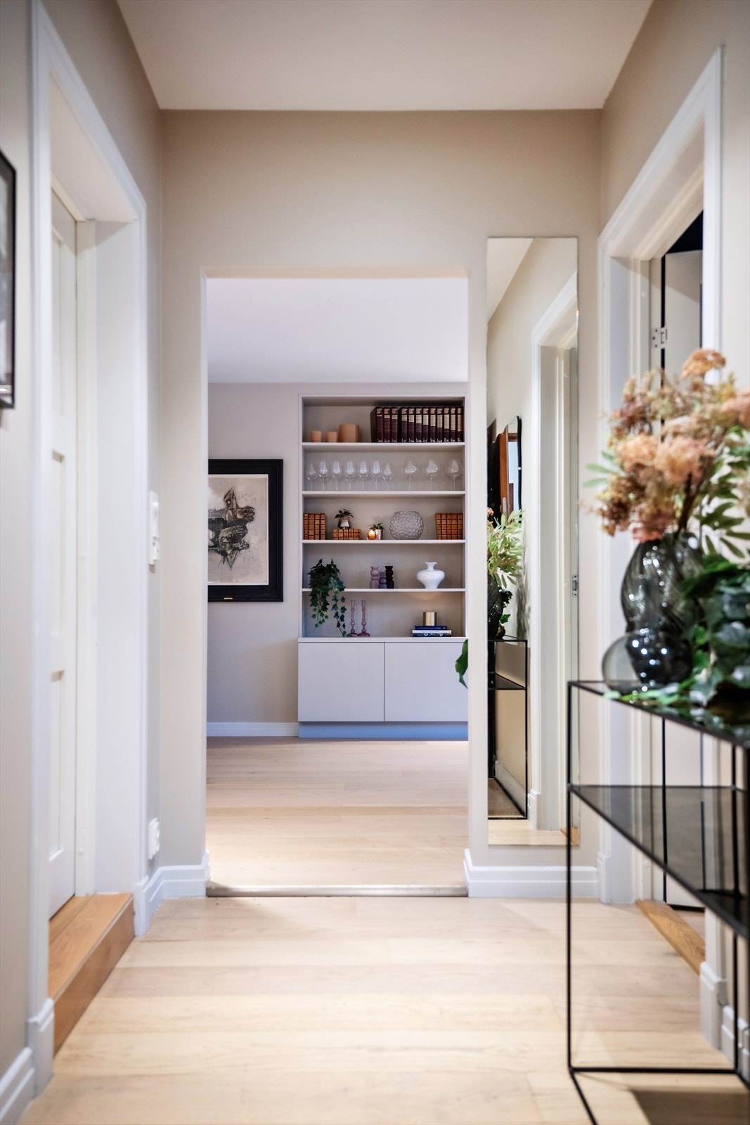 Fra entreen åpner leiligheten seg opp mot de sosiale sonene. Galleribilde