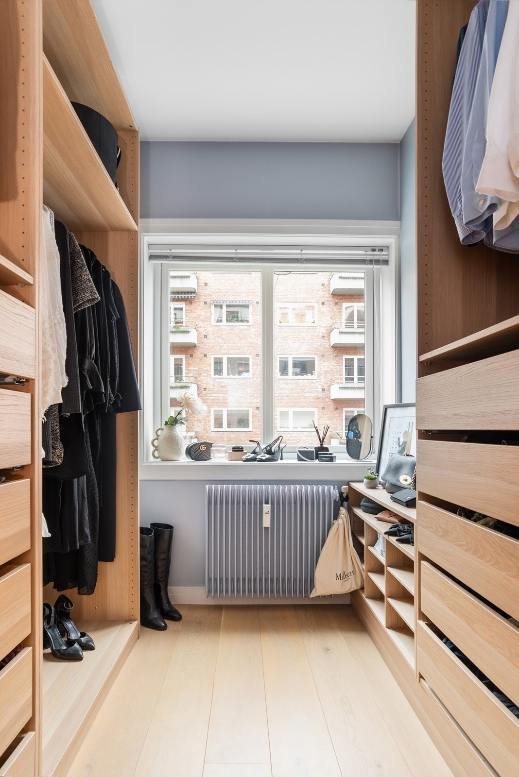 Omkledningsrommet er innredet med en innholdsrik garderobeløsning. Galleribilde