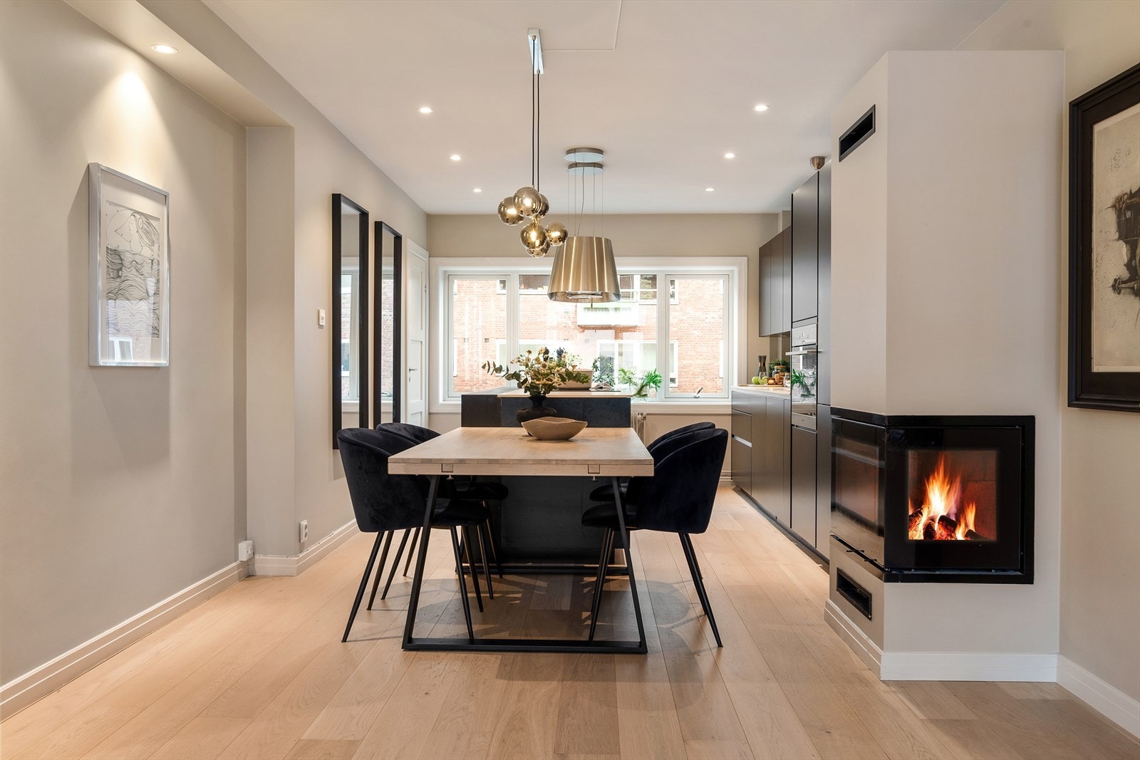 Spiseplassen er naturlig plassert i overgangen mellom kjøkken og stue. Galleribilde