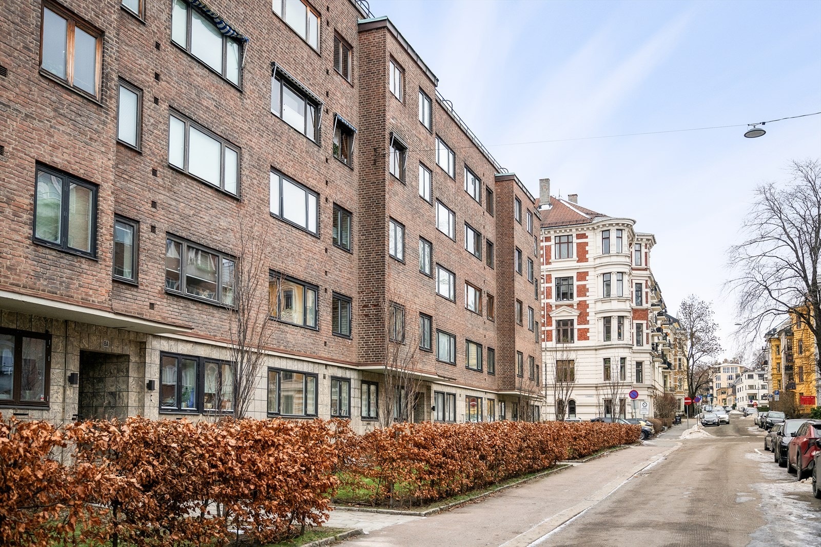 Eiendommen ligger i en rolig gate med etablert bebyggelse. Galleribilde