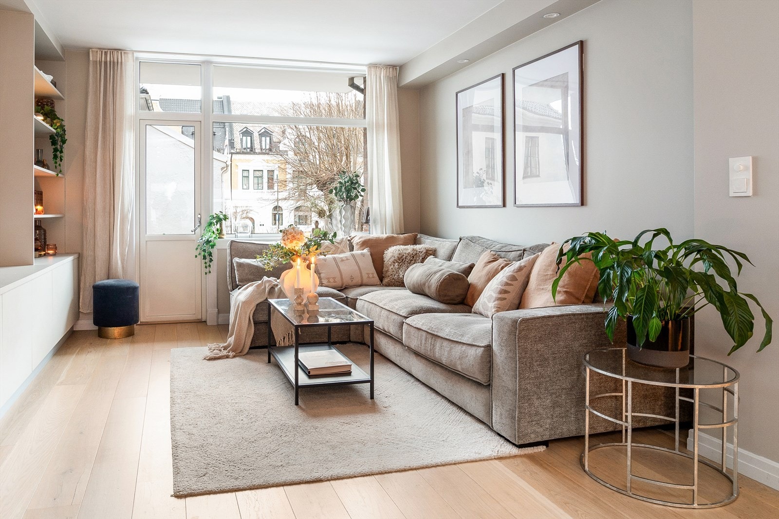 Store vindusflater gir gode lysforhold i stuen. Galleribilde