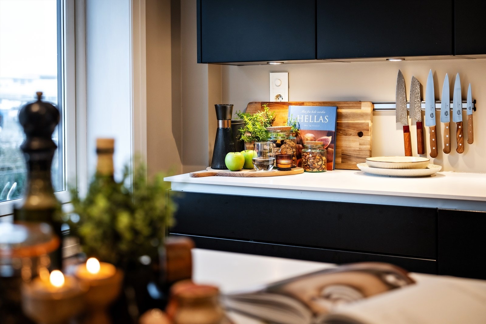 Detaljer som belysning under overskapene sikrer et godt arbeidslys. Galleribilde