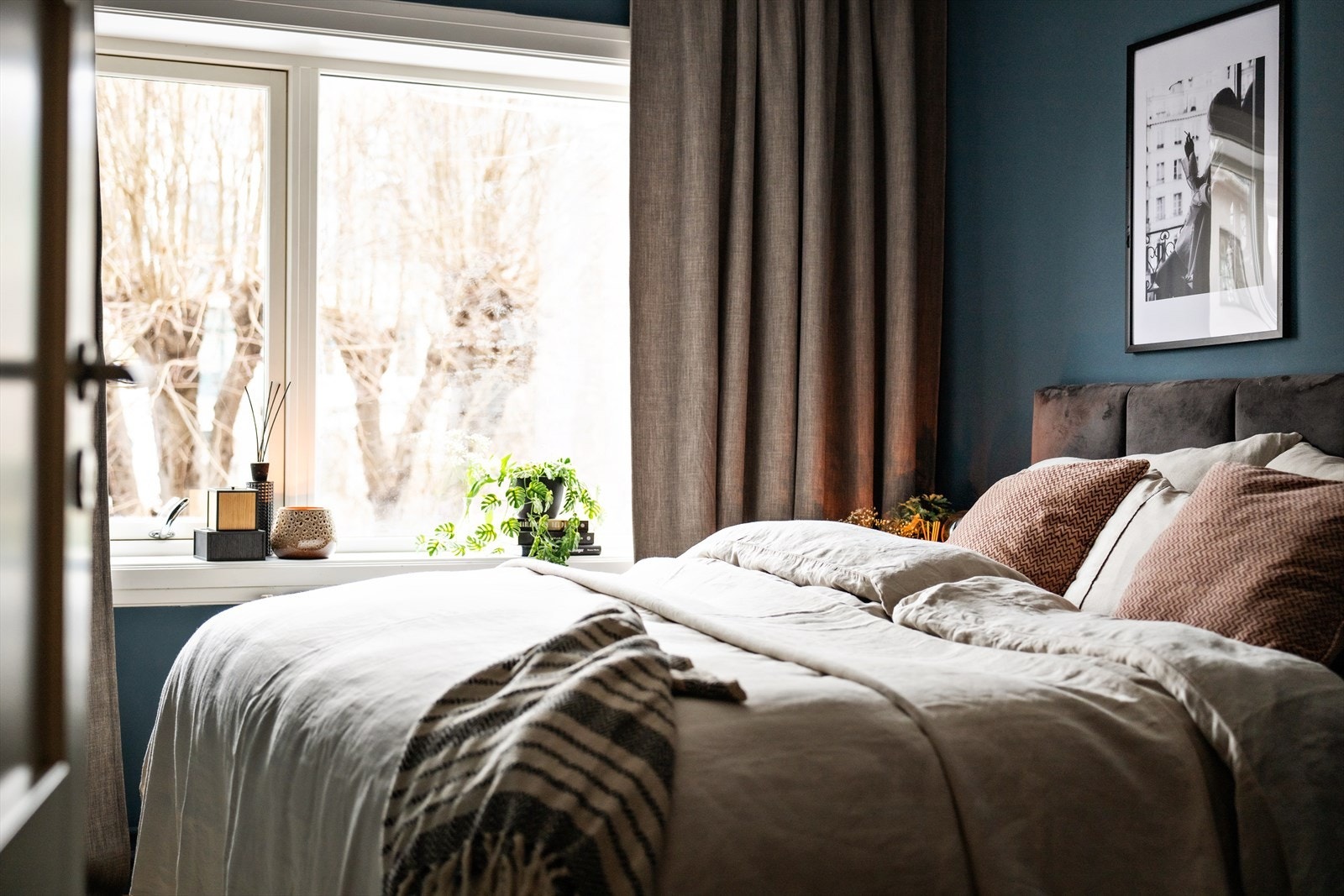 Vinduet gir naturlig lys og utsyn fra soverommet. Galleribilde