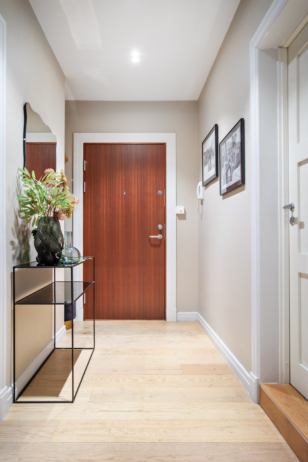 Du ønskes velkommen inn i en innbydende og romslig entré. Galleribilde