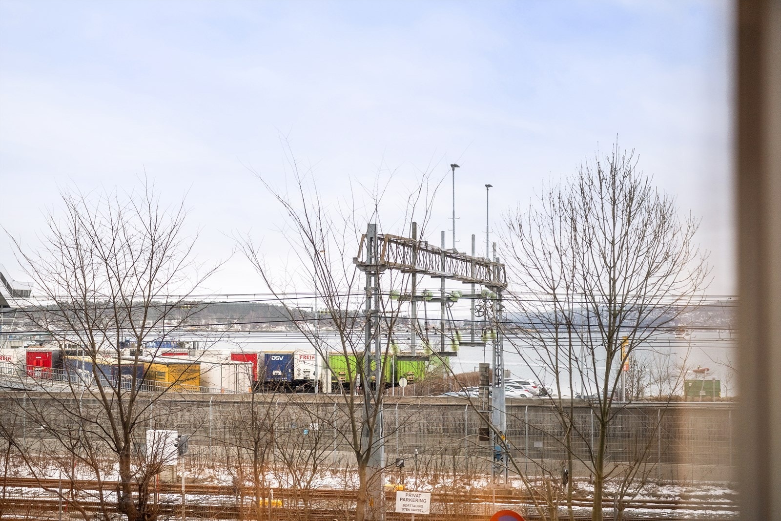 Fra leiligheten er det utsyn mot sjøen og havneområdet. Galleribilde