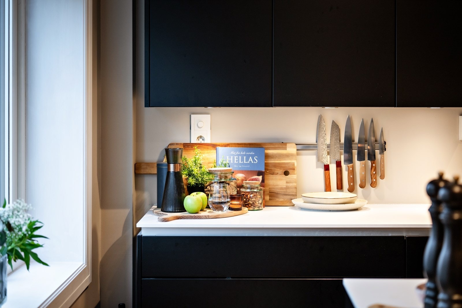 Benkeplaten er i et lyst og slitesterkt materiale. Galleribilde