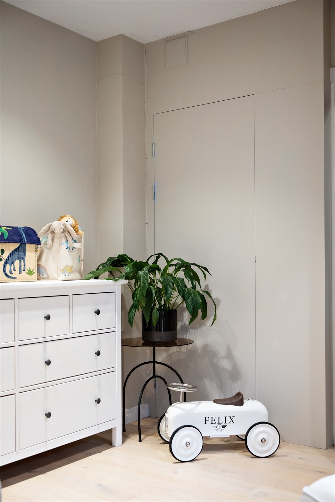 En diskret dør leder inn til den tilknyttede garderobeløsningen. Galleribilde