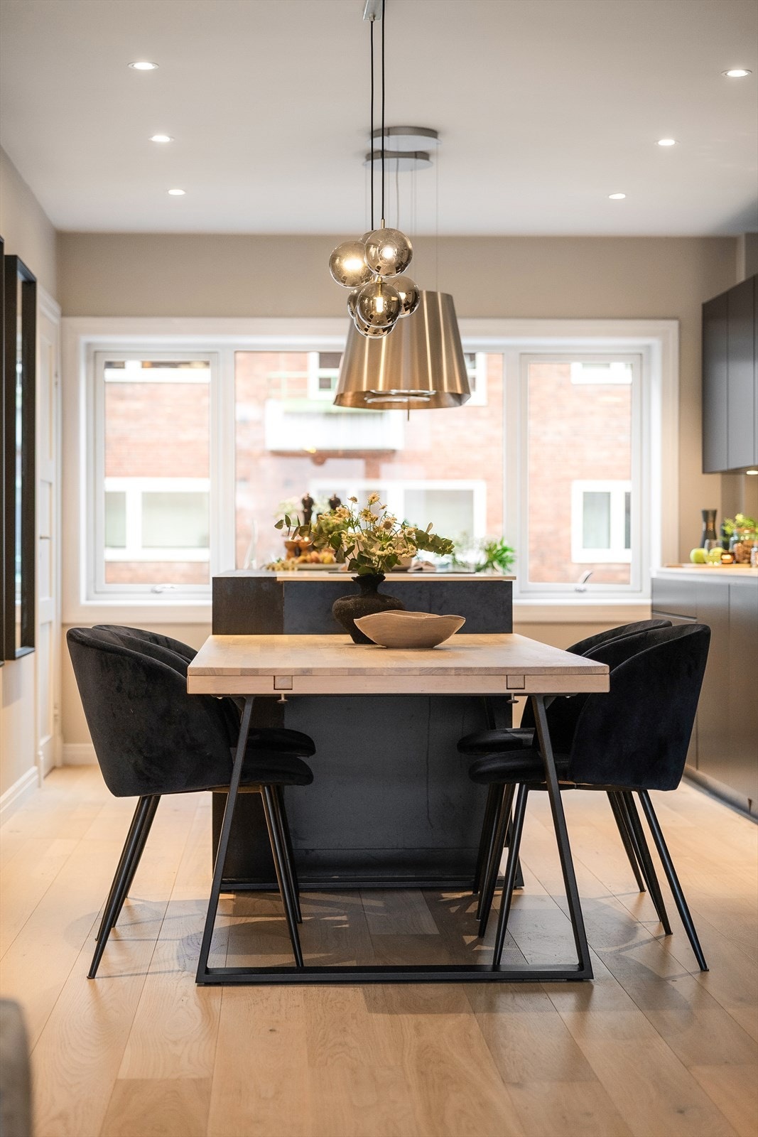 Her er det god plass til et stort spisebord for hyggelige måltider. Galleribilde