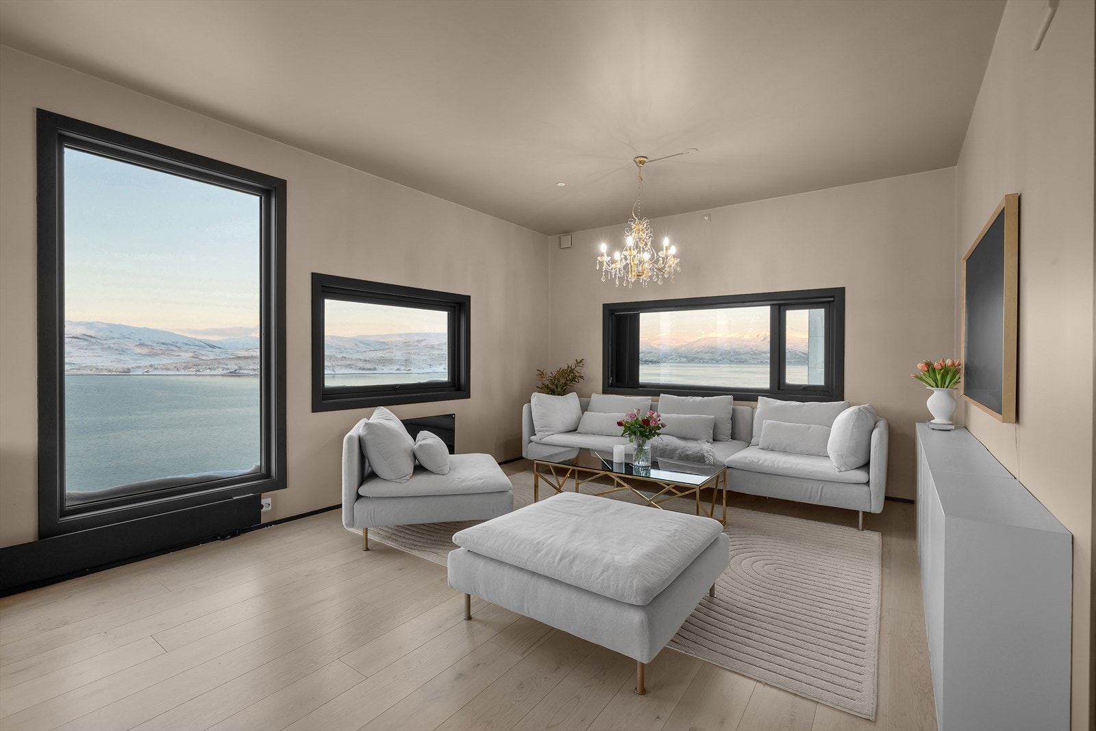 Leiligheten fremstår moderne og lekker Galleribilde