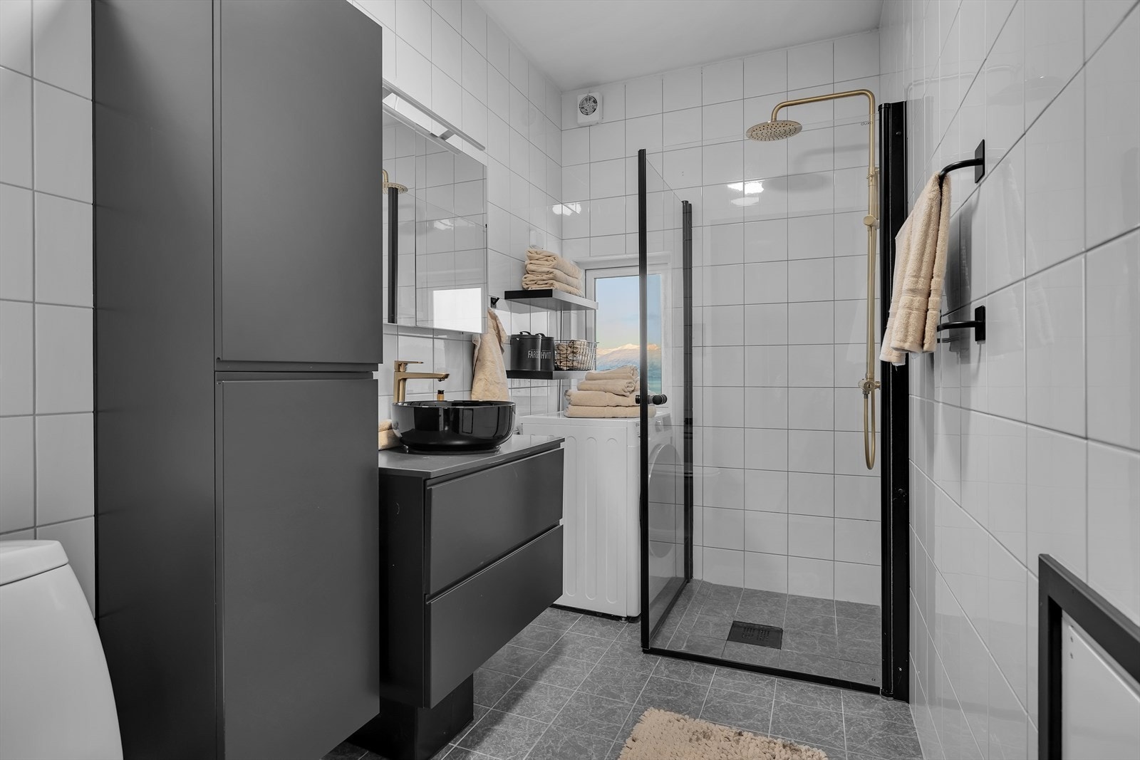 Nyere baderomsinnredning og dusj Galleribilde