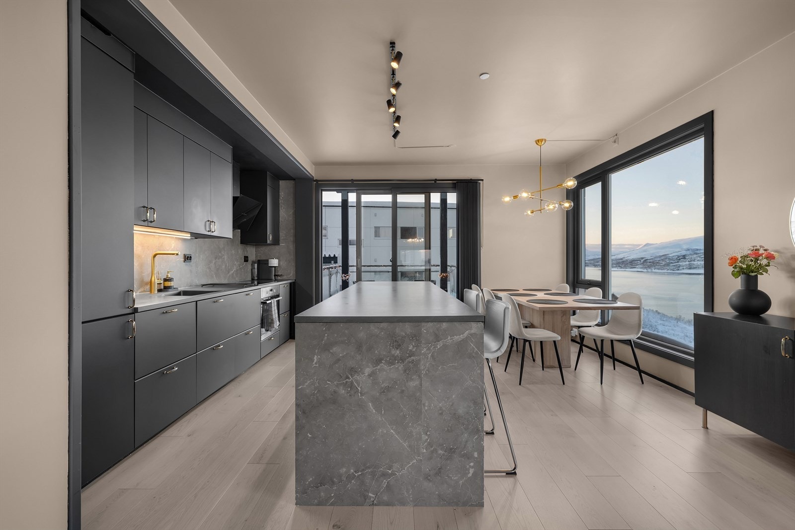 Lekre detaljer i sort og gull Galleribilde