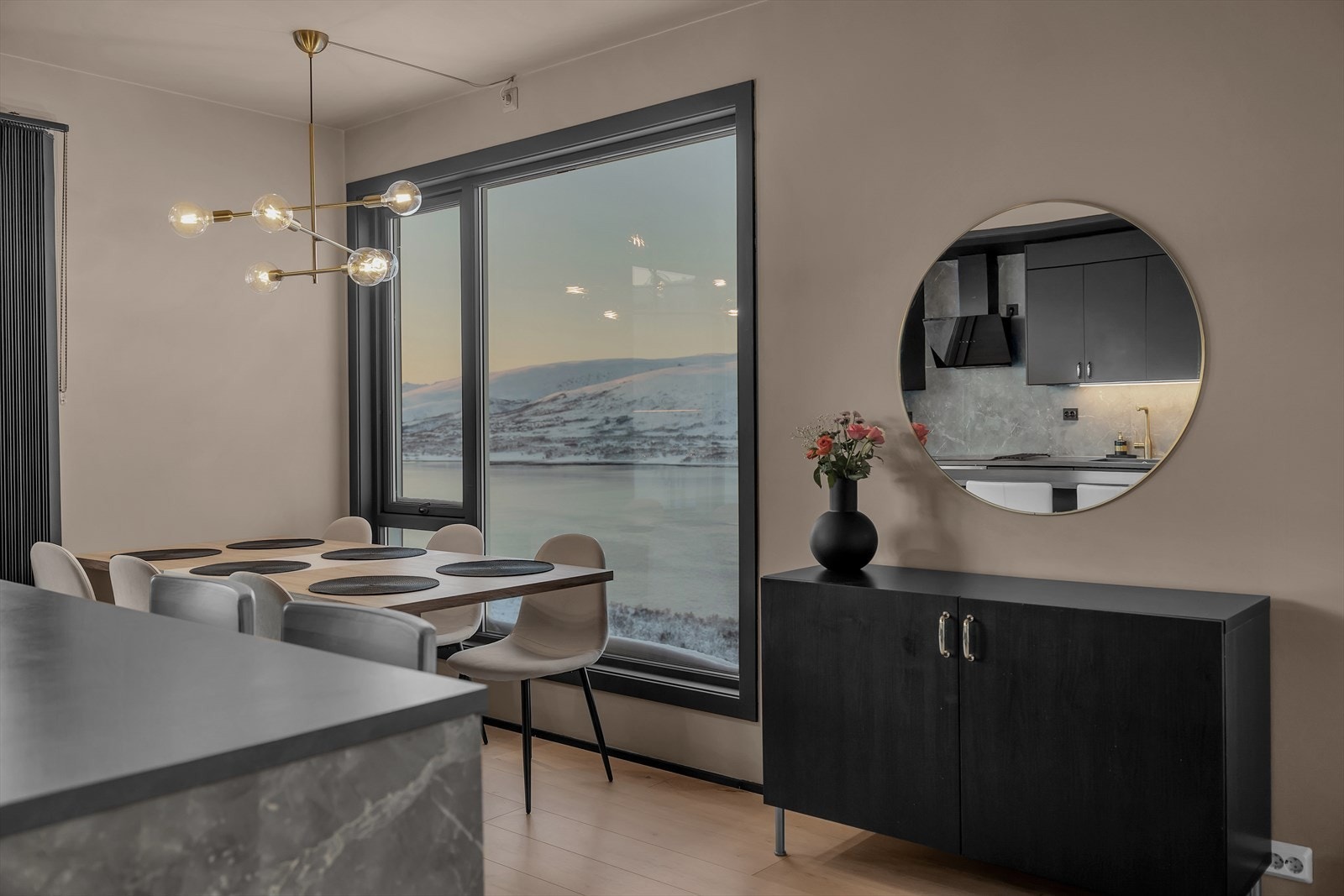 Fantastisk utsikt fra kjøkkenet mot Kvaløyfjellene Galleribilde