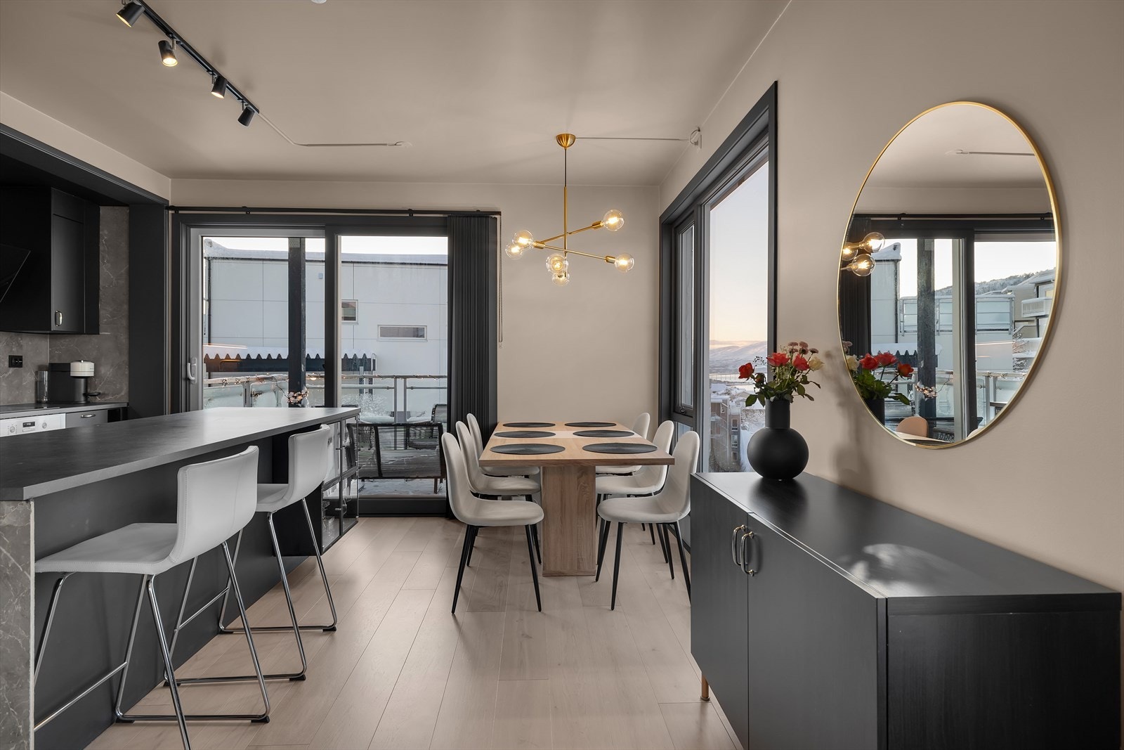 Plass til spisegruppe ved vinduet Galleribilde