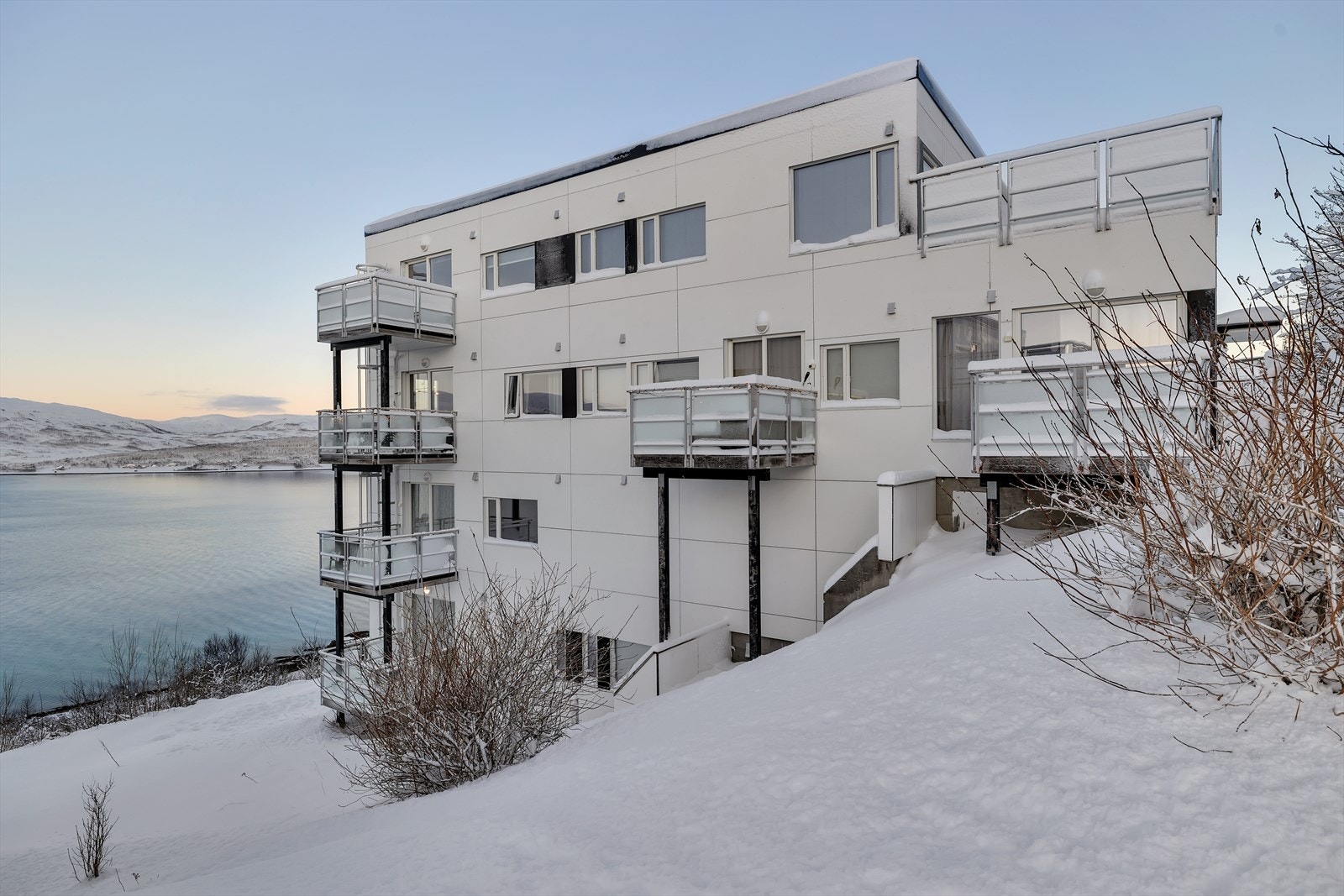 Leiligheten ligger i byggets hovedplan Galleribilde