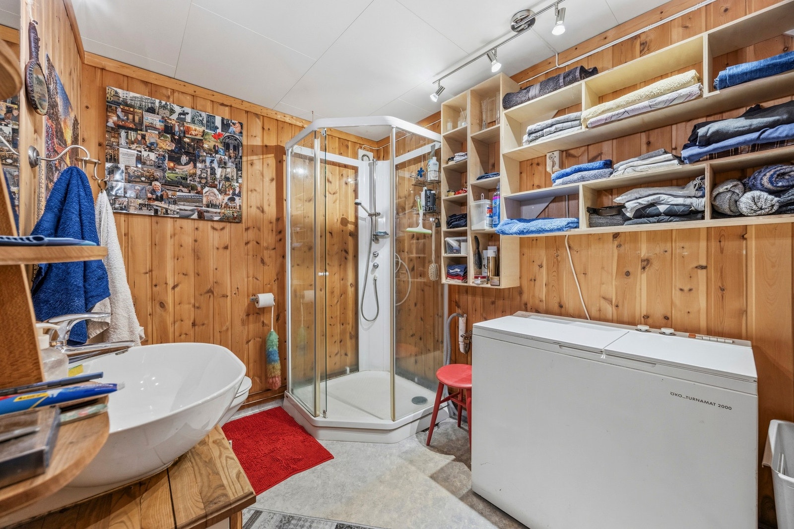 Leilighet 4. Bad/vaskerom - 5,5 kvm. Utstyrt med dusjkabinett, toalett, servantskap og opplegg for vaskemaskin. Galleribilde