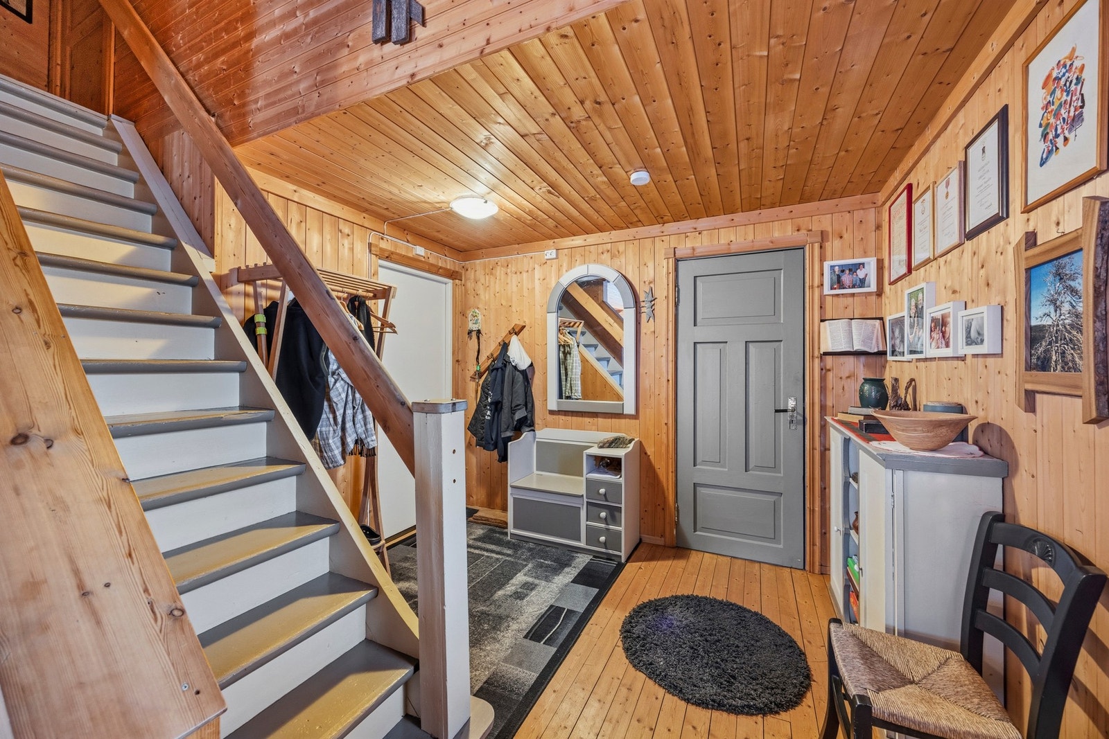 Leilighet 4. Fra stuen er det trapp opp til loft. Galleribilde