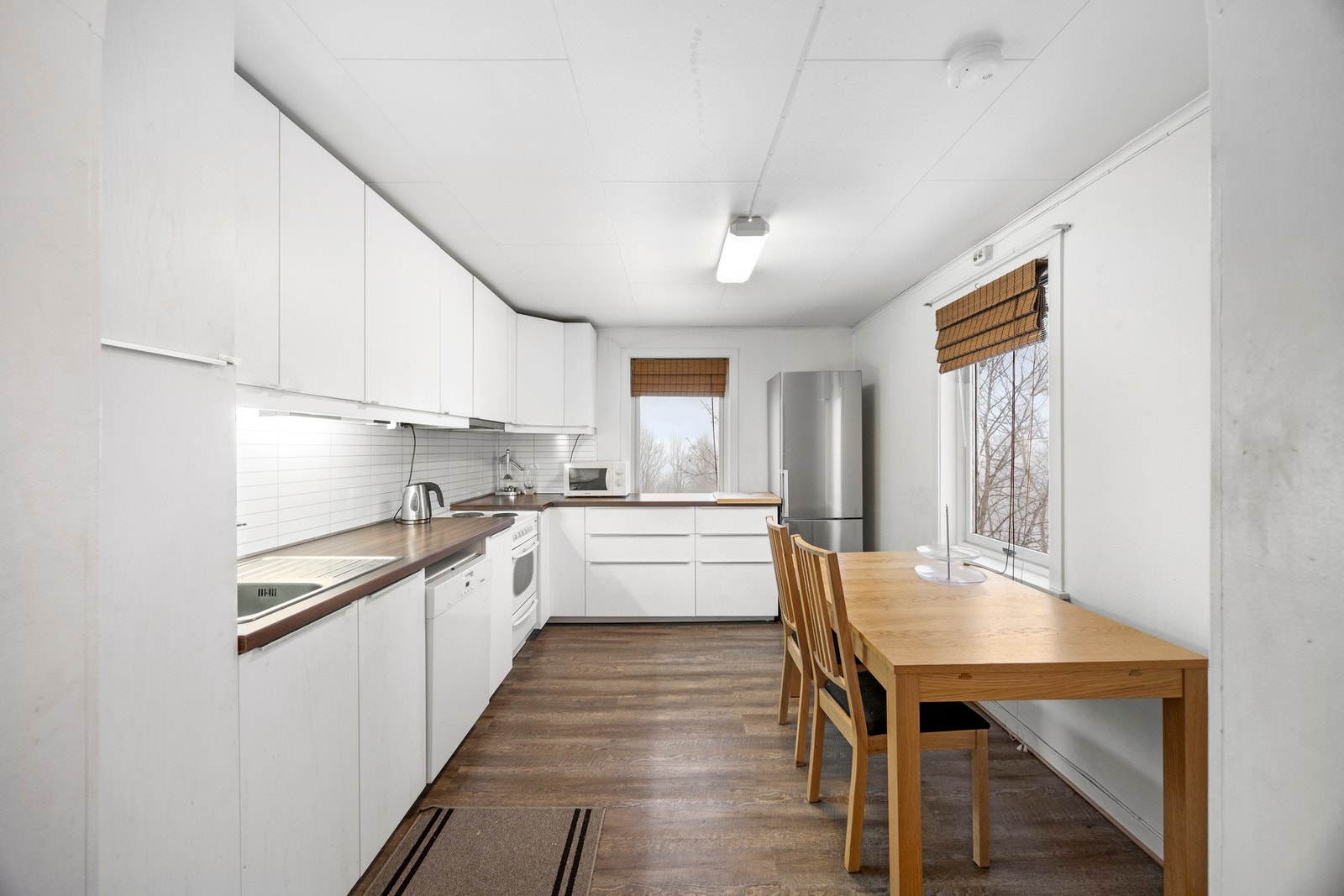 Leilighet 3. Kjøkken - 11,5 kvm. Pen kjøkkeninnredning med avsatt plass for hvitevarer. Galleribilde