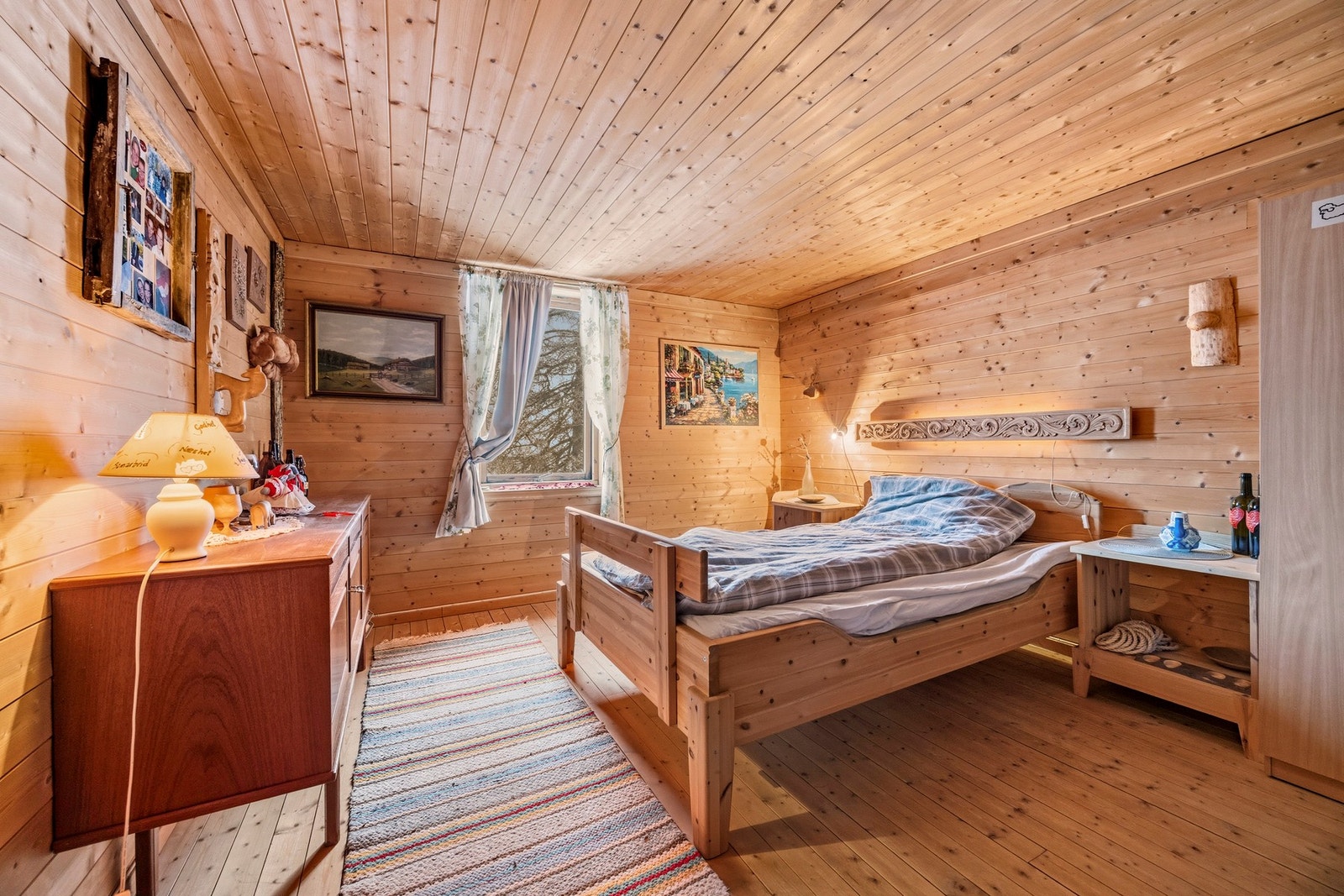 Leilighet 4. Rom som benyttes som soverom. Rommet har ikke tilfredsstillende rømning, og kan derfor ikke defineres som et soverom. Galleribilde