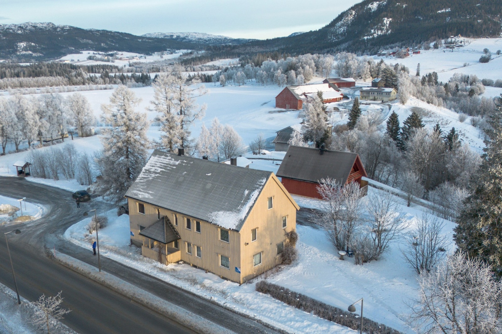 Eiendommen består av en firemannsbolig som er utleid med fire leiligheten og en enebolig. Beliggende i sentrum av Namdalseid. Galleribilde