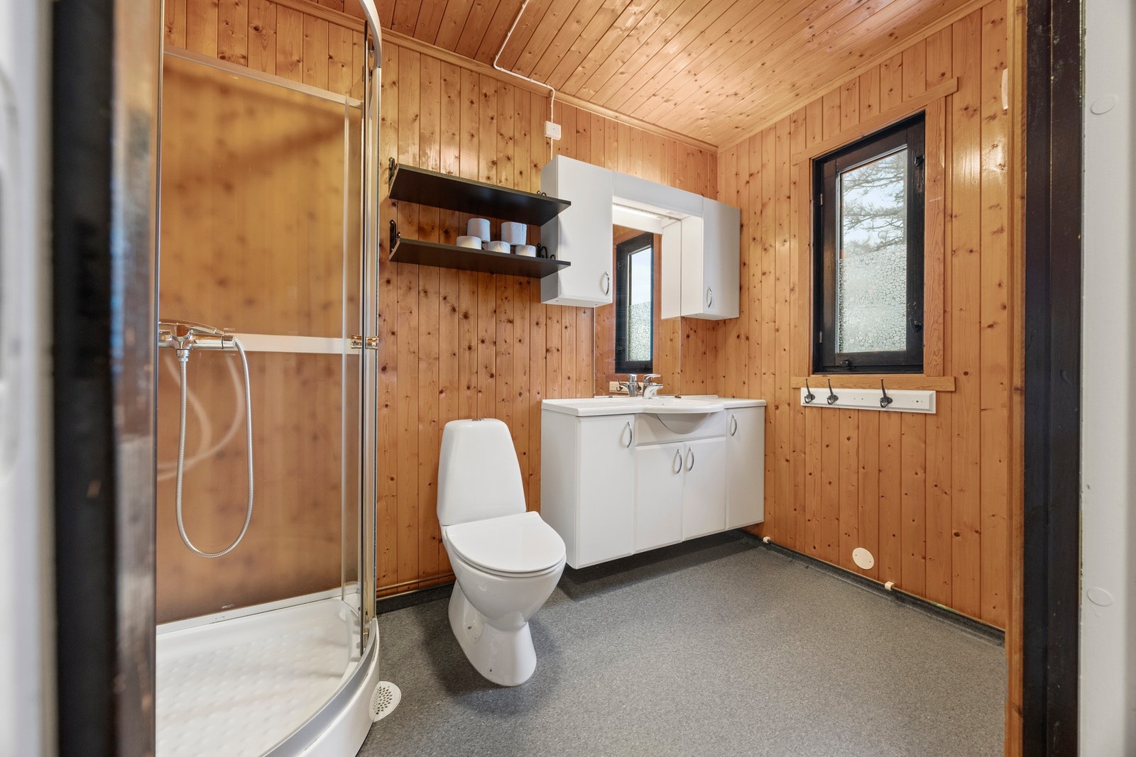 Bad/vaskerom - 5 kvm. Det er innredet med servantskap, toalett, dusjkabinett og opplegg for vaskemaskin. Galleribilde