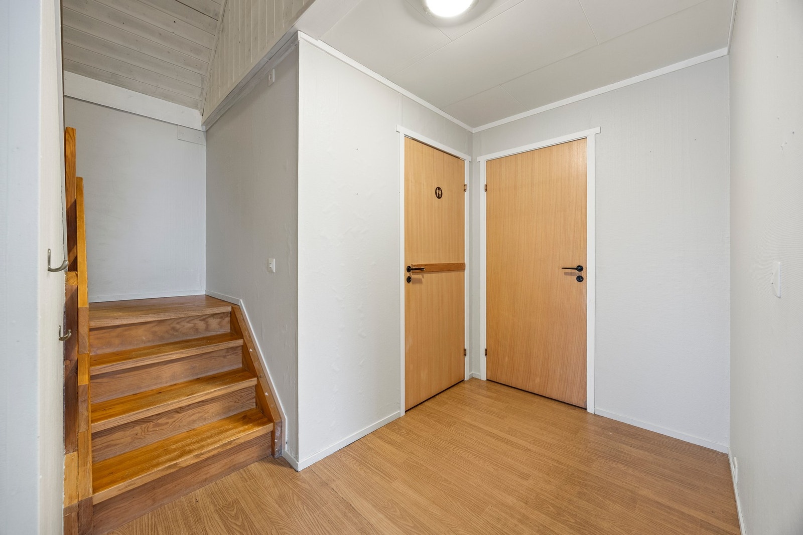 Gang - 5 kvm. Trapp opp til loftet som er innredet med 3 soverom Galleribilde