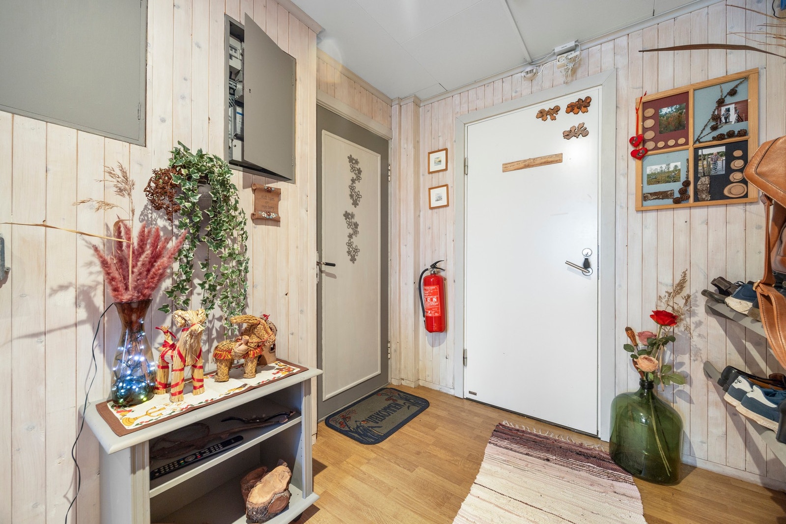 Gang i 2. etg med dør inn til to leiligheter. Galleribilde