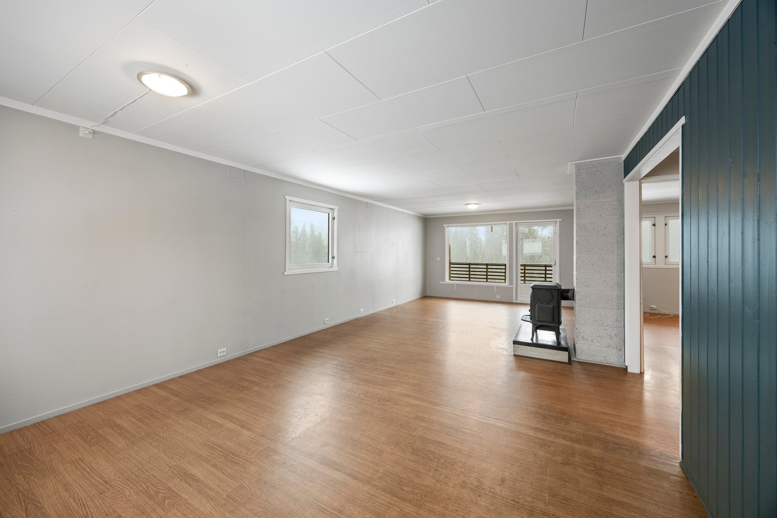 Det er oppvarming fra vedfyring og elektrisitet. Galleribilde