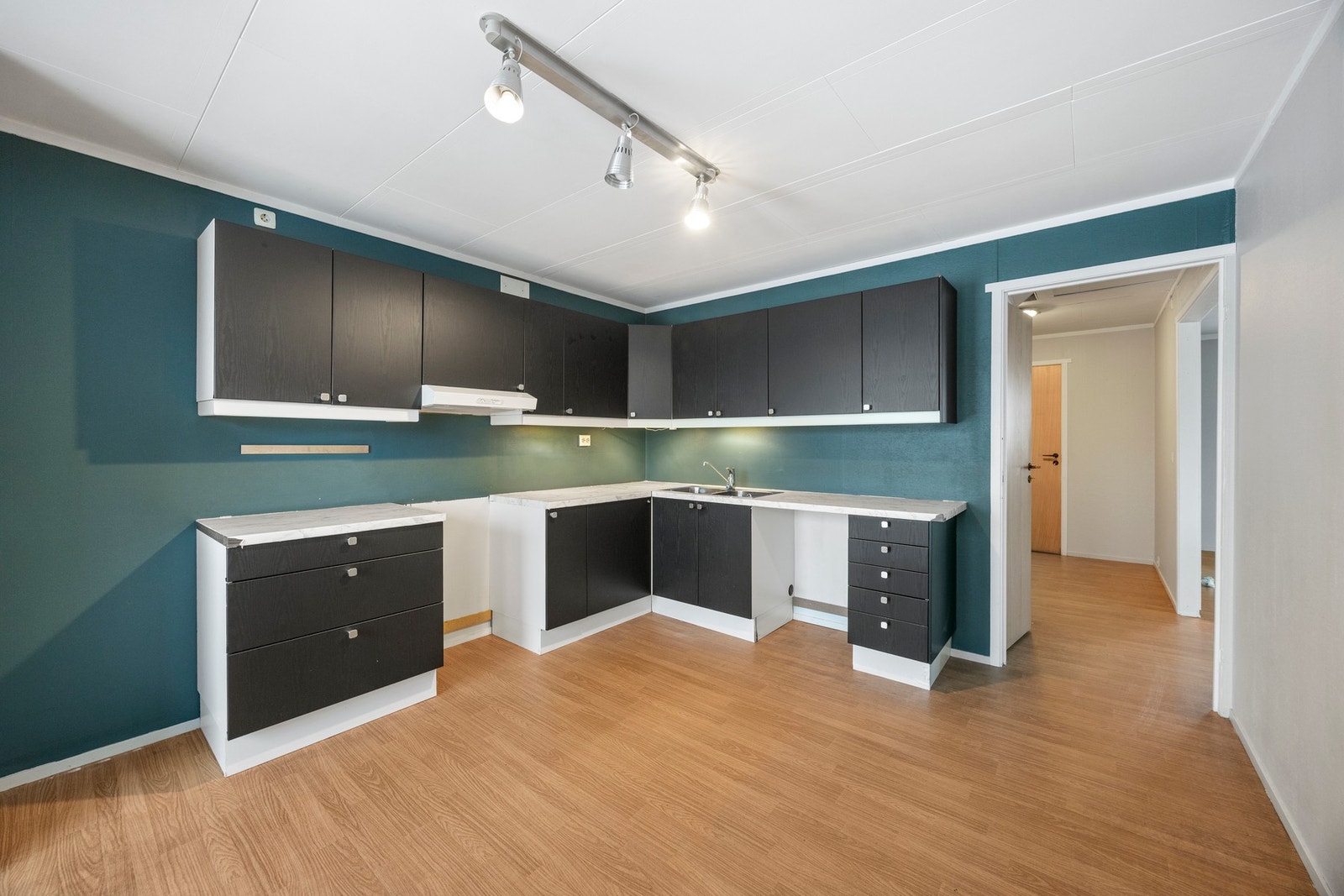 Kjøkkeninnredning med avsatt plass for hvitevarer. Galleribilde