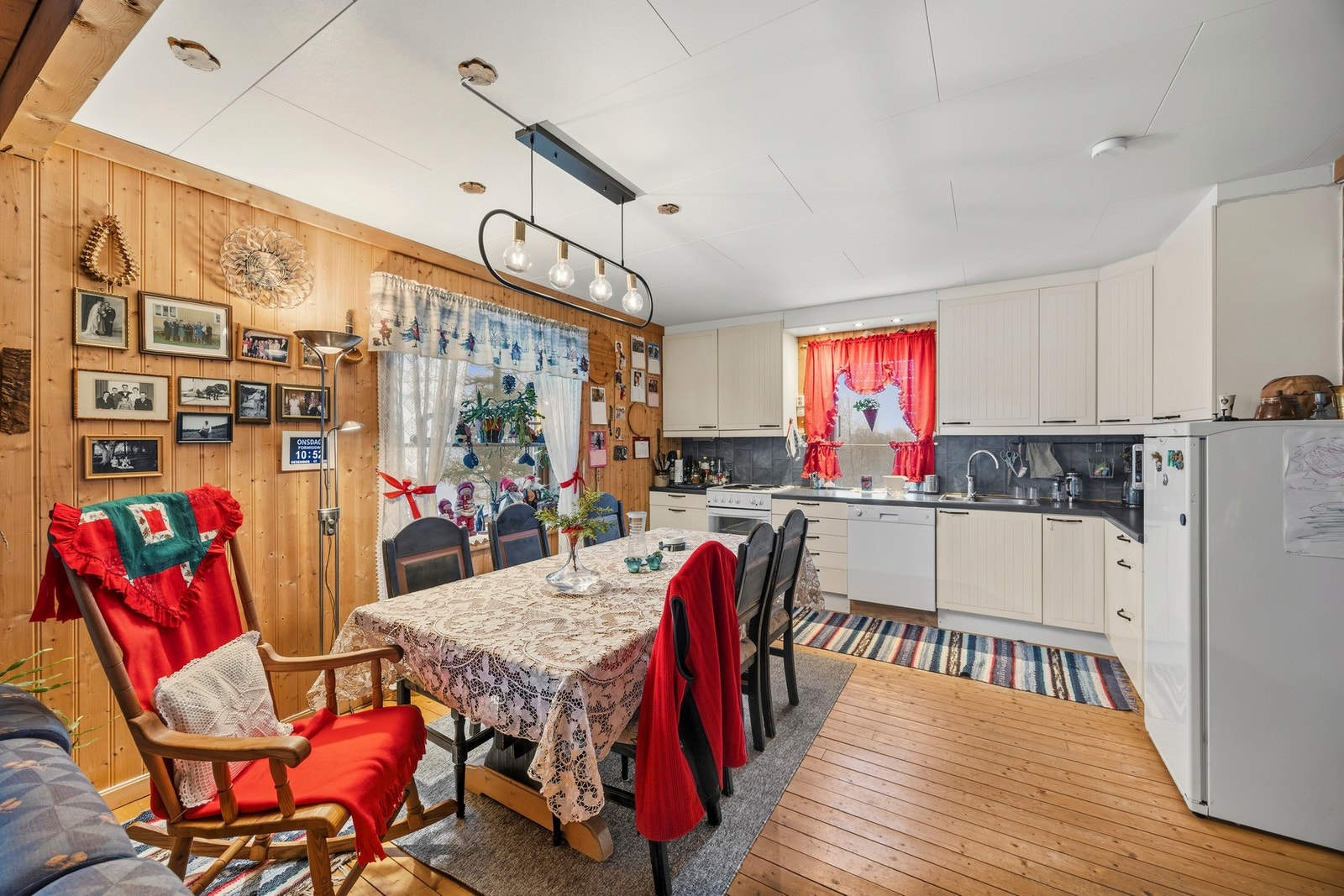 Praktisk kjøkkeninnredning med avsatt plass for hvitevarer. Galleribilde