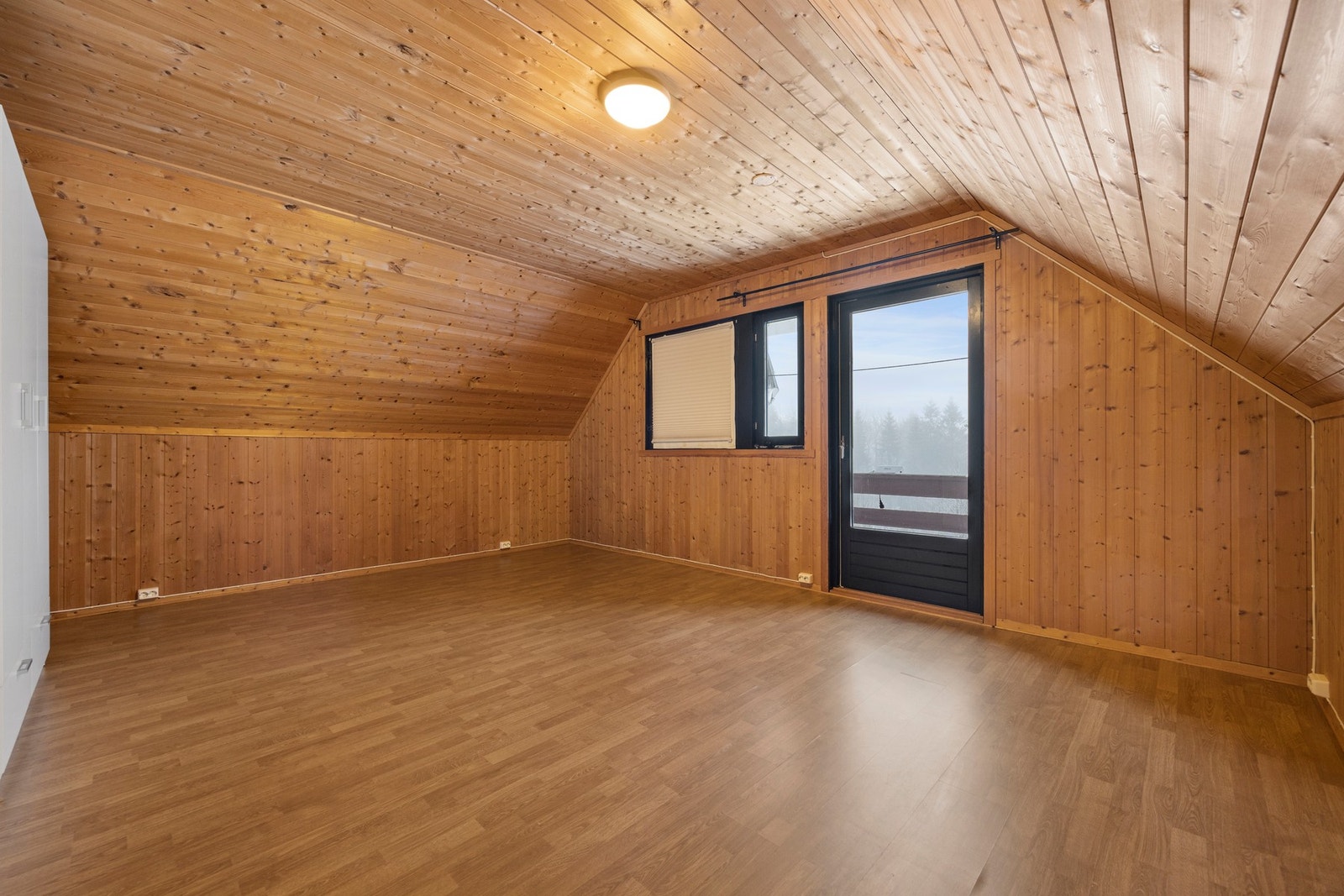 Soverom - 19,5 kvm. Dør ut til luftebalkong Galleribilde