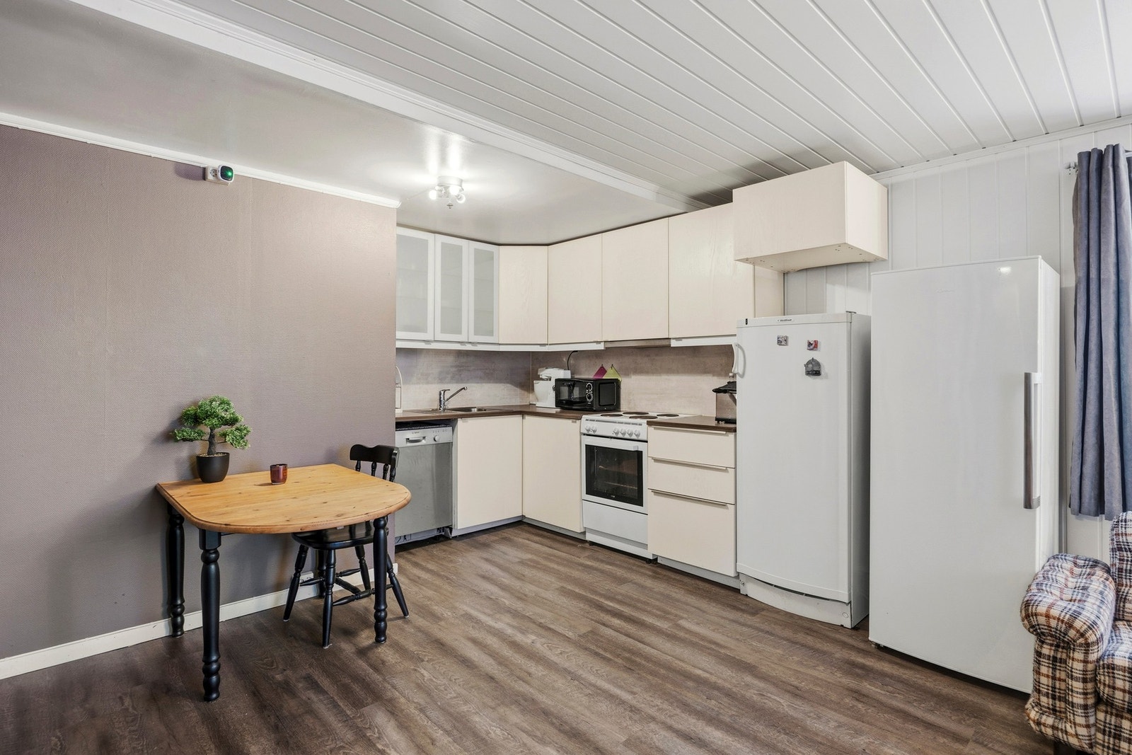 Leilighet 2. Pen innredning med avsatt plass for hvitevarer. Galleribilde