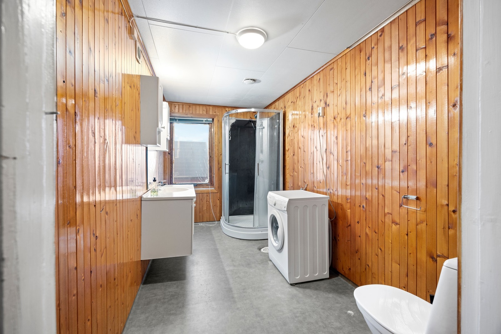 Leilighet 3. Bad/vaskerom - 7 kvm. Utstyrt med dusjkabinett, toalett, servantskap og opplegg for vaskemaskin. Galleribilde