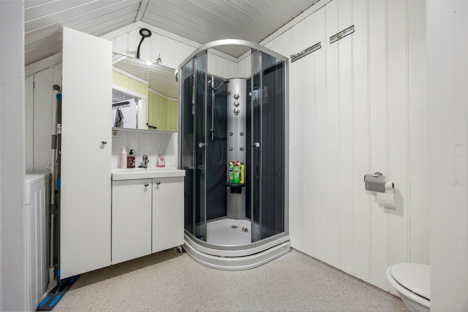 Leilighet 2. Bad/vaskerom - 5,5 kvm. Utstyrt med dusjkabinett, toalett, servantskap og opplegg for vaskemaskin. Galleribilde