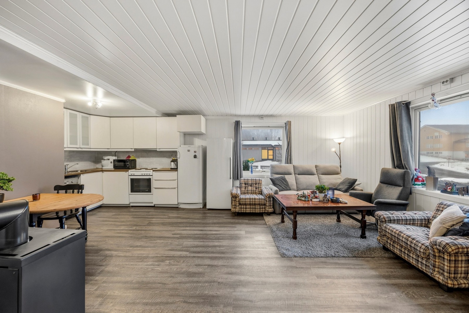 Velkommen inn i "Leilighet 2". Innredet med to soverom, kjøkken, bad/vaskerom og stue Galleribilde