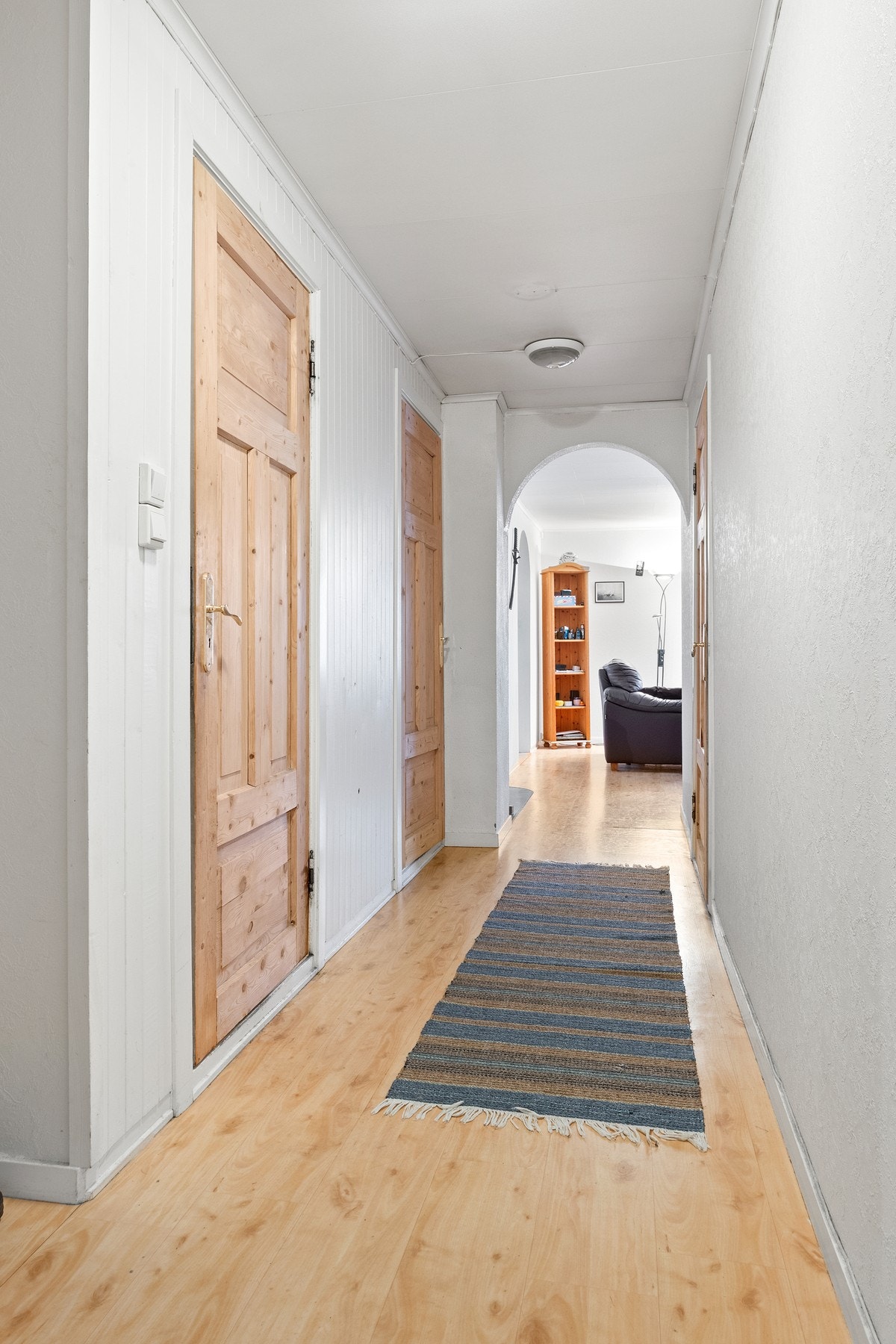 Velkommen inn i "Leilighet 3". Innredet med to soverom, kjøkken, bad/vaskerom og stue Galleribilde