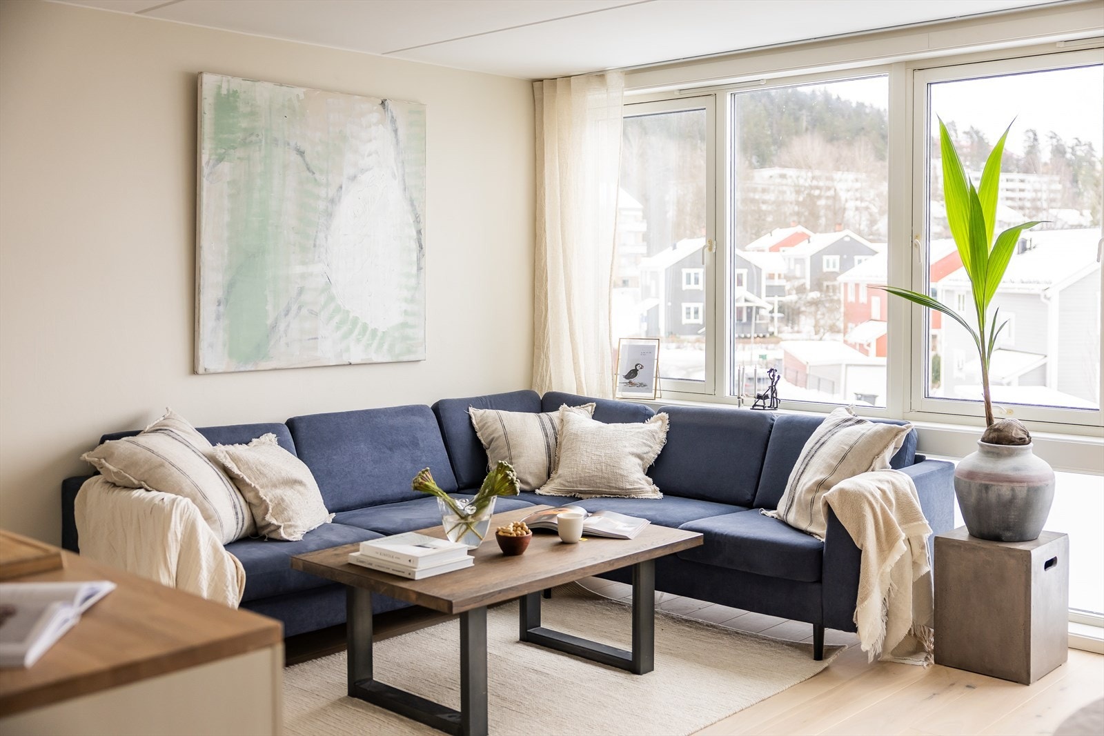 I stua er det en perfekt plass til å kunne ha en vinkelsofa. Galleribilde