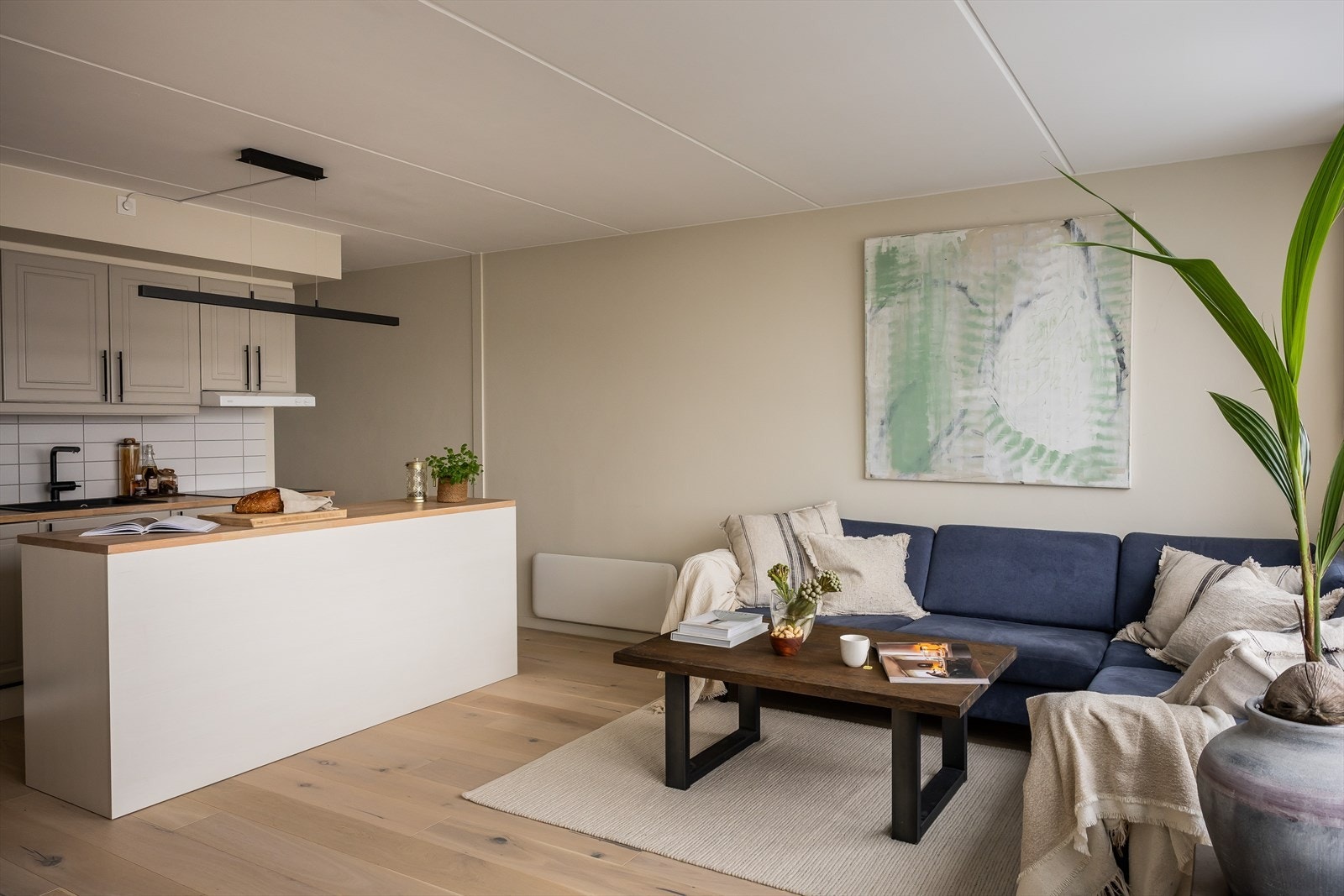 Det flotte kjøkkenet med åpen løsning bidrar til en sosial og luftig romfølelse. Galleribilde